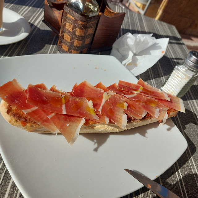 Media Tostada de Jamón Serrano Con Tomate