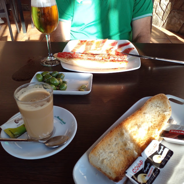 Café Con Leche Forrada de Mantequilla I Mermelada