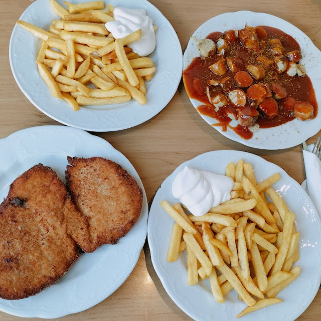 Pommes Frites Schnitzel Paniert Currywurst Mit Pommes Frites