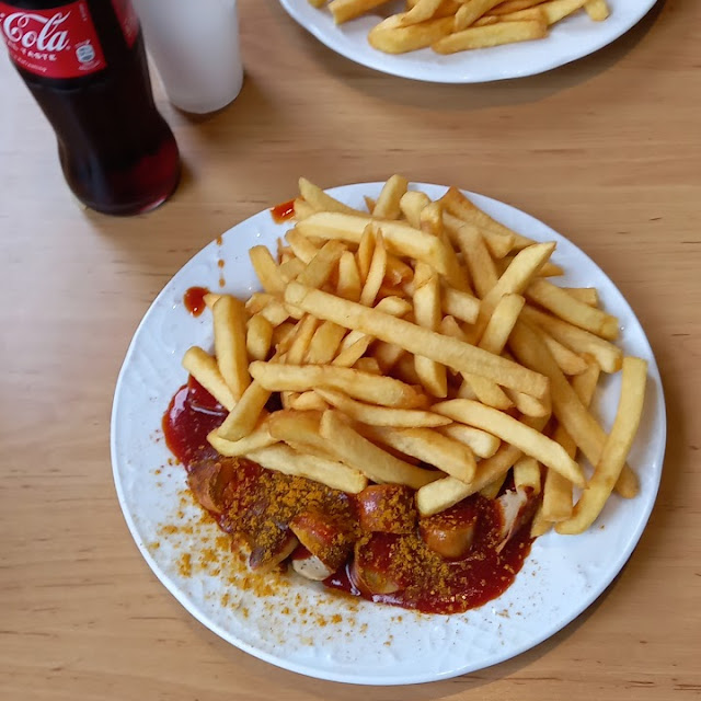 Pomes Mit Küriwurst