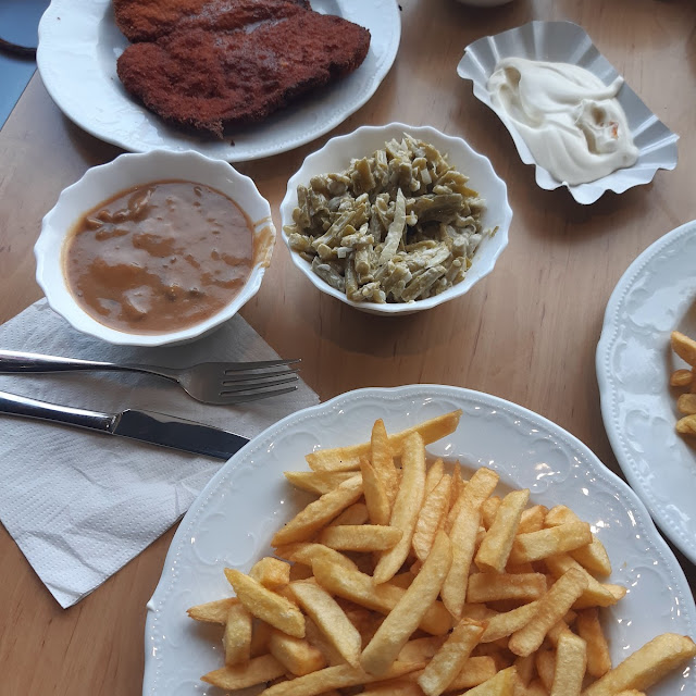 Schnitzel Mit Jägersauce Tzatziki Salatteller