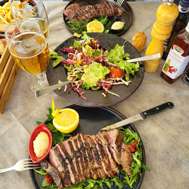 Tagliata Sul Letto Di Rucola E Pomodorini
