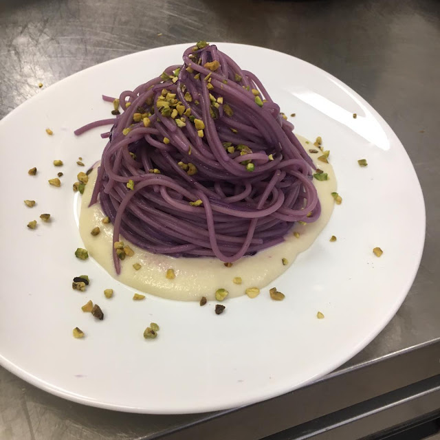 Spaghetti Con Cavolo Viola Crema Di Parmigiano E Granella Di Pistacchi