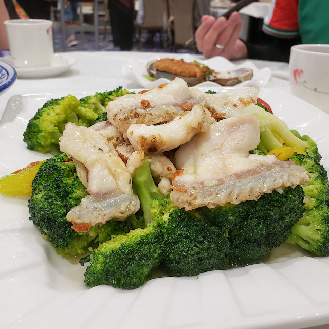 Stir-Fried Conch Slices with Vegetable and Fungus