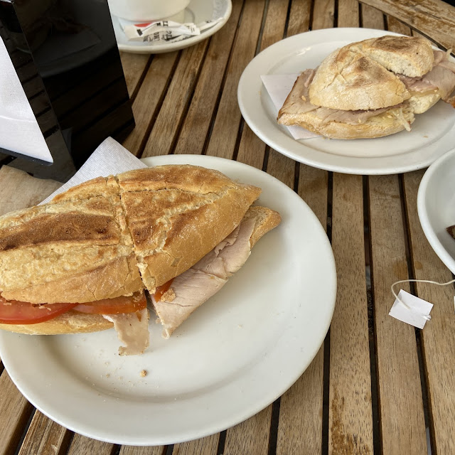 Bocadillo de Pata Con Tomate