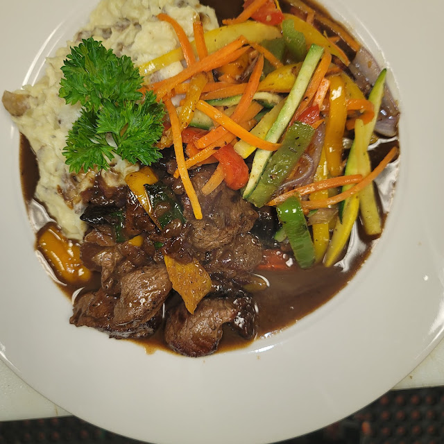 Mov Fusion Beef Tips and Mashed Potato and Vegetables