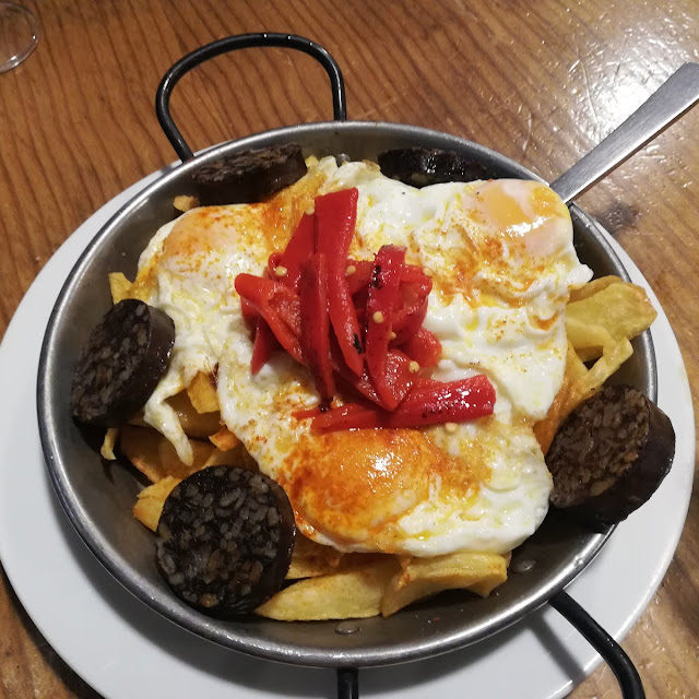 Huevos Rotos Con Morcilla