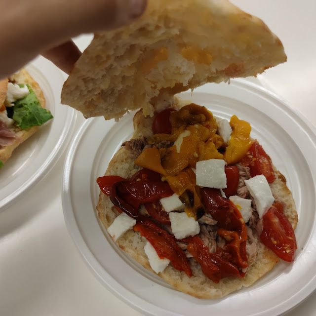 Puccia Tonno Mozzarella Peperoni E Pomodorini