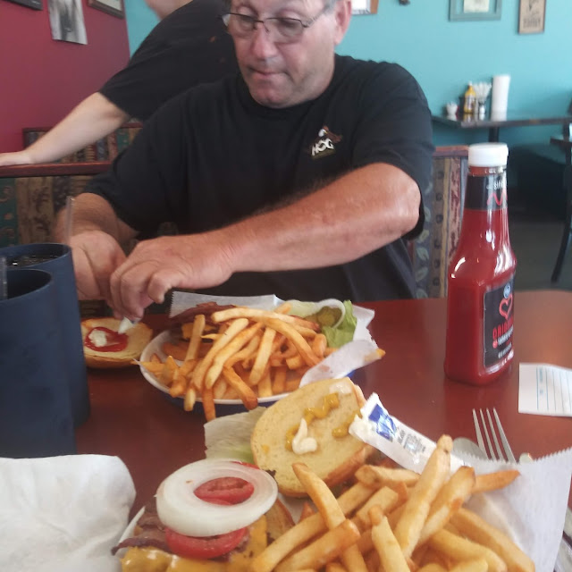 Bacon Cheeseburger & Fries