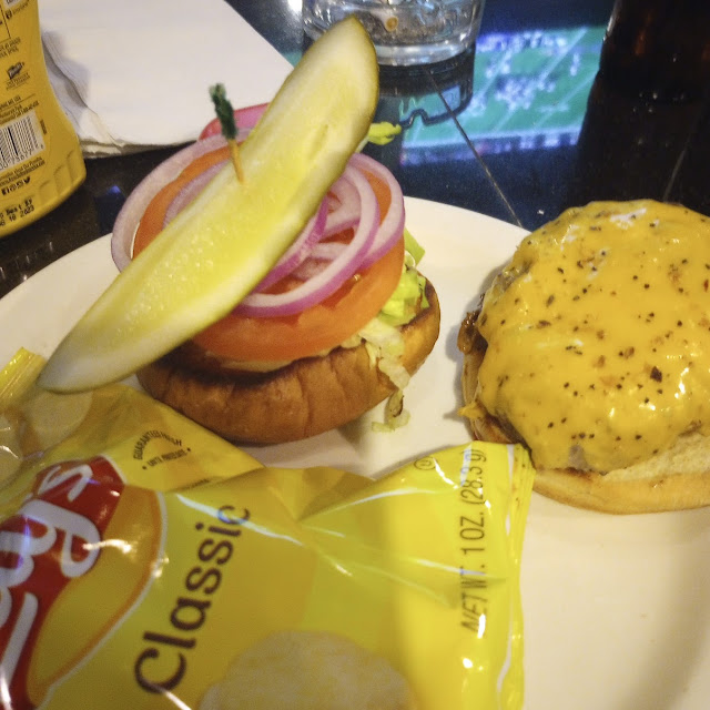 Cheeseburger with Chips