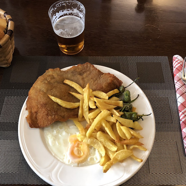 Filete Empanado Con Huevo Y Patatas