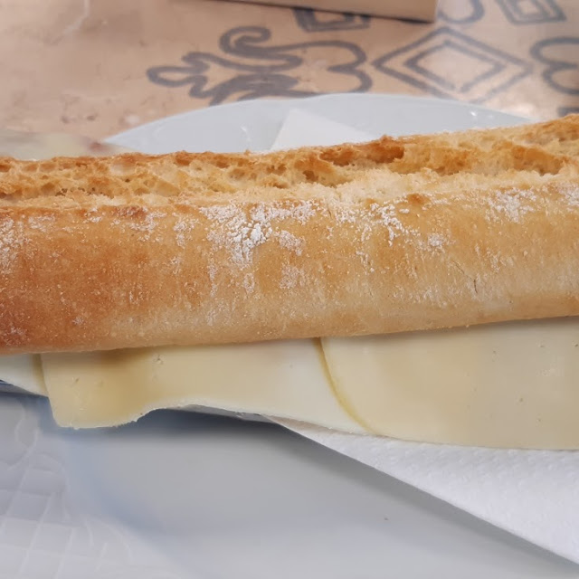 Bocadillo de Pollo Y Queso