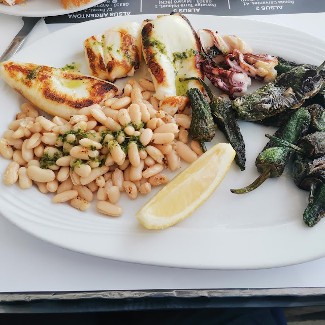 Calamares A la Plancha Con Judias del Ganchet Y Pimientos de Padron