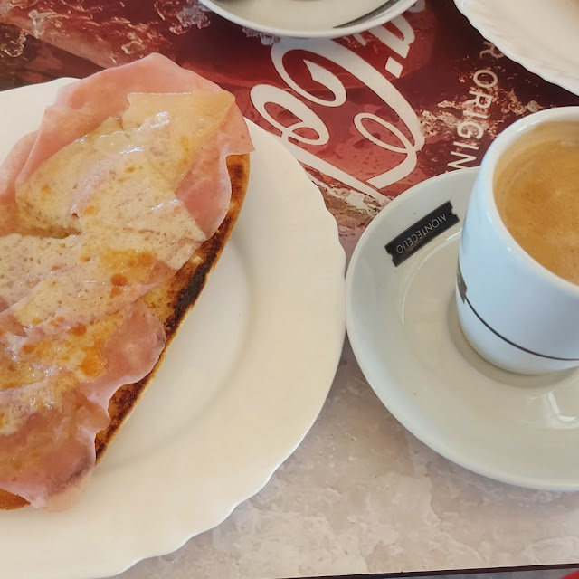 Café Con Leche Y Media Tostada Aceite