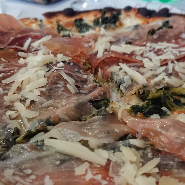 Pizza Crudo Funghi E Scaglie Di Parmigiano