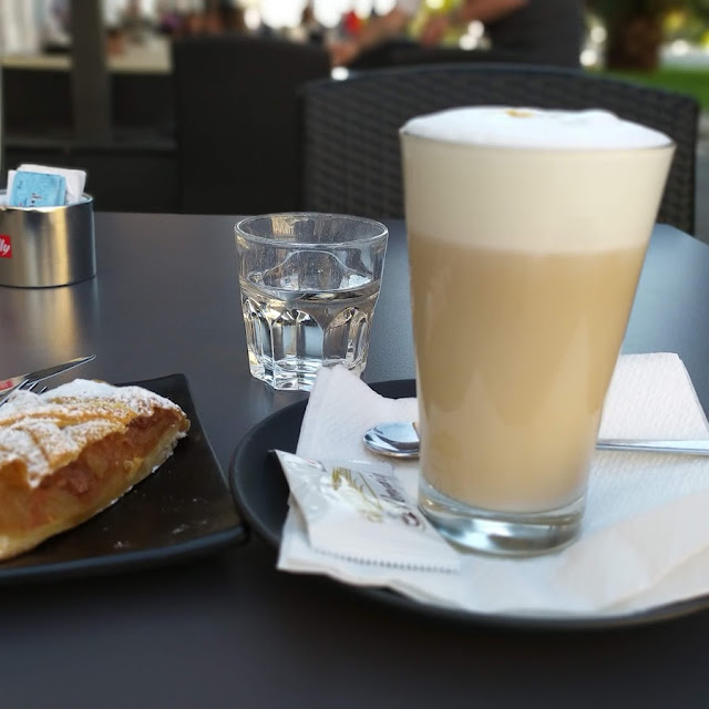 Latte Macchiato E Strudel Di Mele