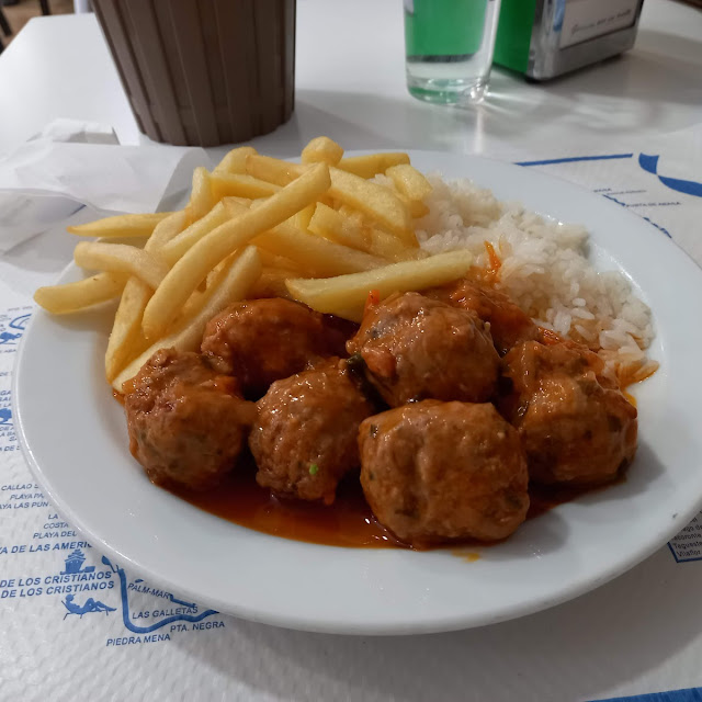 Albóndigas Con Patatas Fritas