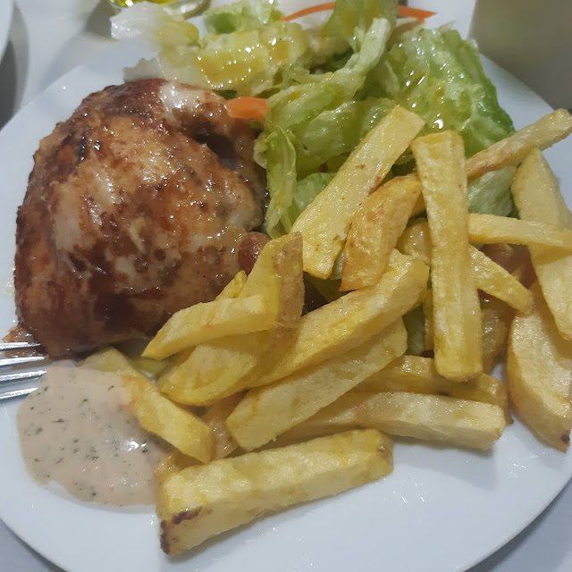 Pollo A la Brasa Con Patatas Y Ensalada