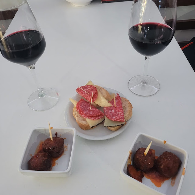 Tapas de Albóndigas Y Tapa de Embutido