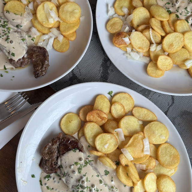Rumpsteak Mit Pfeffersoße Und Bratkartoffeln
