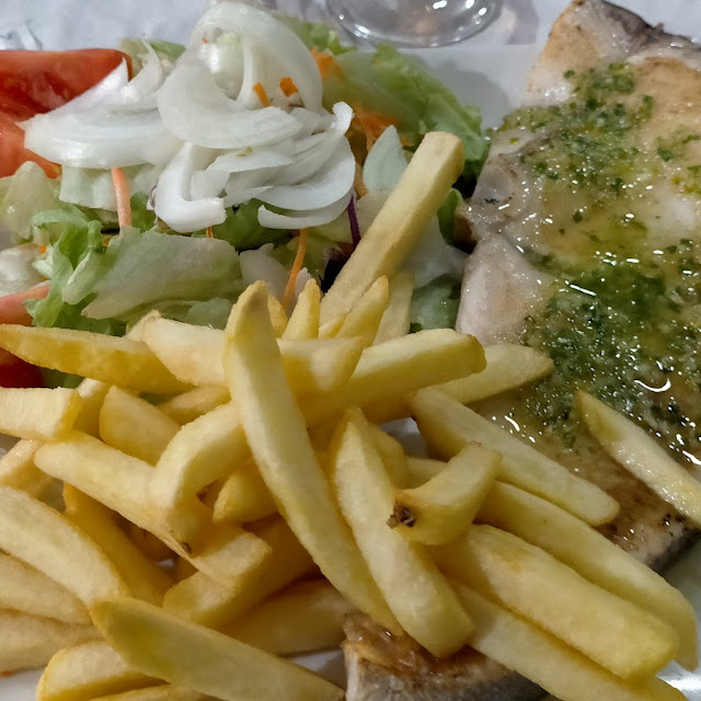 Emperador Con Ensalada Y Patatas
