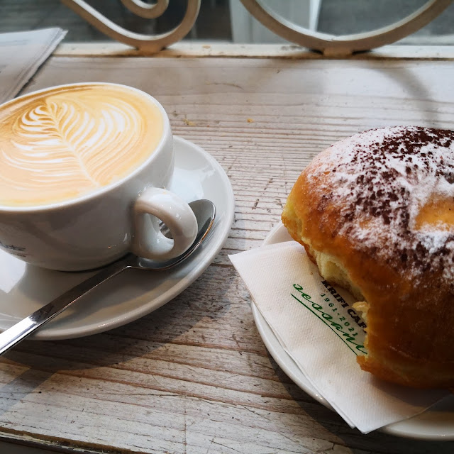 Cappuccino Con Cornetto Enorme Al Cioccolato