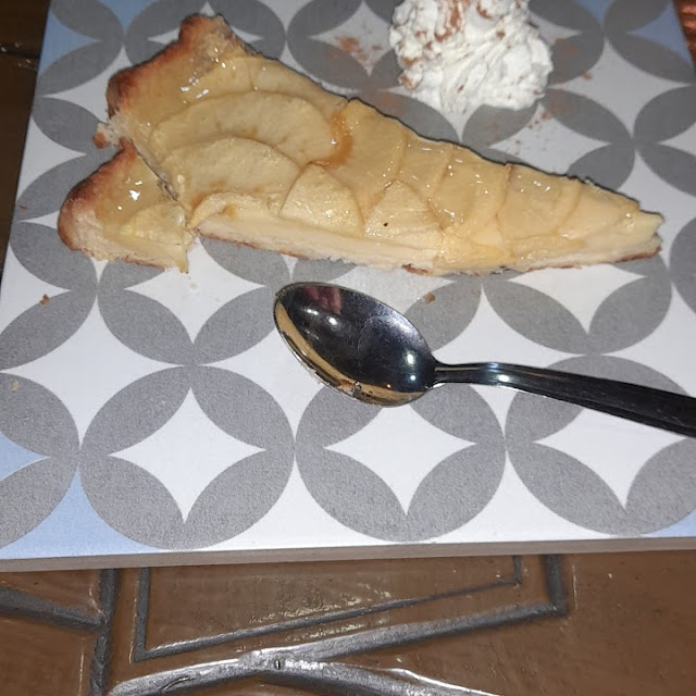Tarte Au Pommes Sur Carelage Carreau de Ciment