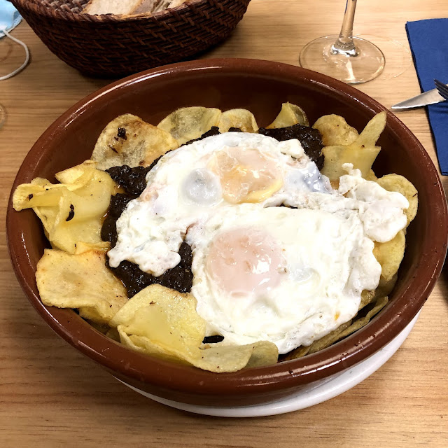 Huevos Rotos Con Morcilla