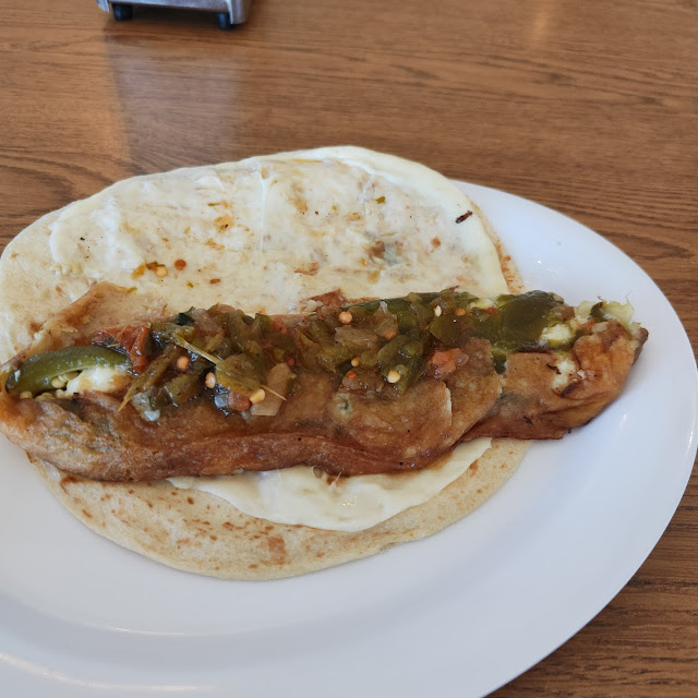 Quesadilla Montada Con Chile Relleno Una Especialidad de Lugar