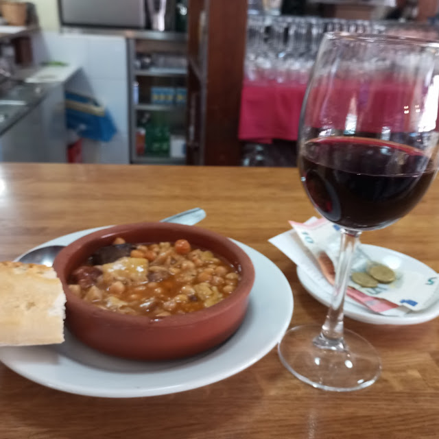 Callos Con Garbanzos Y Vino Ribera de Duero