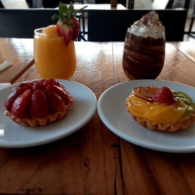 Tartaleta de Frutas Tartaleta de Fresa Frapé de Mango Y Frapé de Mocca