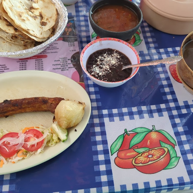 Longaniza Con Ensalada Y Frijoles