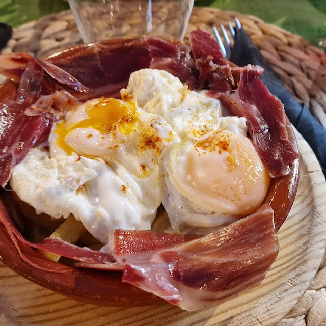 Huevos Rotos Con Patatas Y Jamon