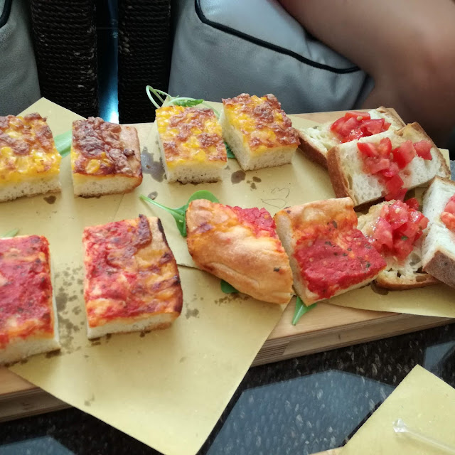 Tagliare Di Bruschette E Pizzette