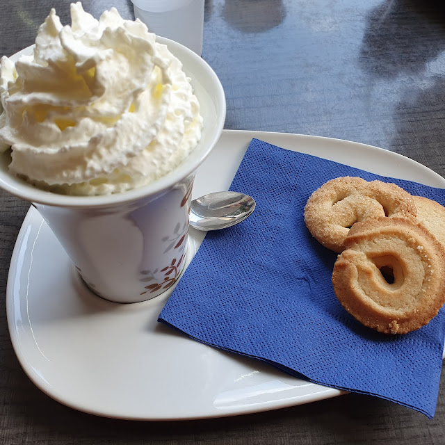 Cioccolata Calda Con Panna E Biscotti