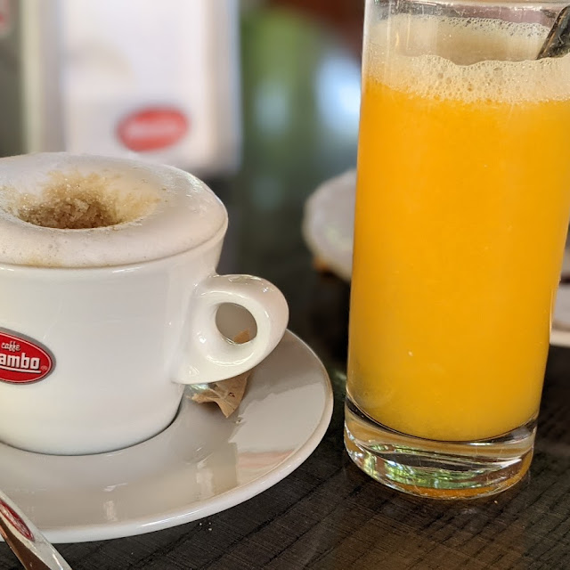 Cappuccino E Spremuta D'arancia