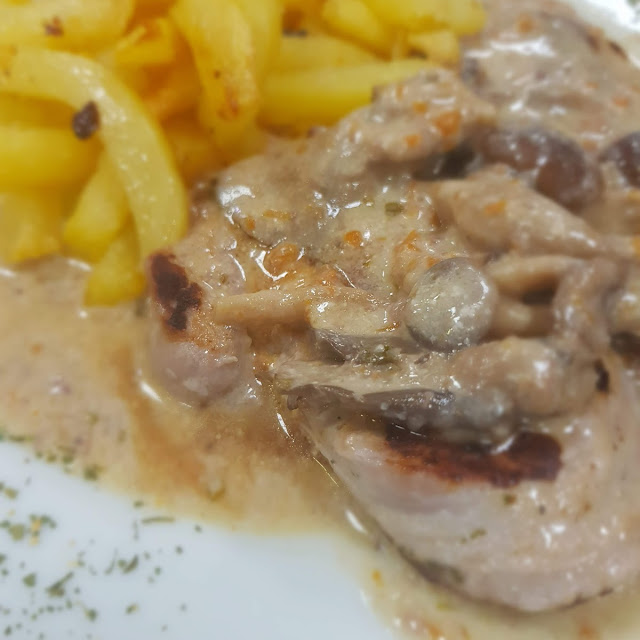 Solomillo Con Setas Y Patatas Fritas