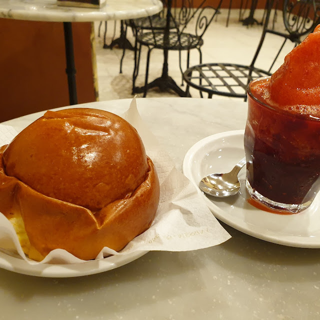 Granita More E Fragole Con Brioche