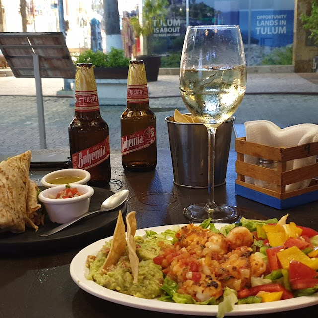 Prawns in Garlic Butter with Gucamole & Mixed Salad