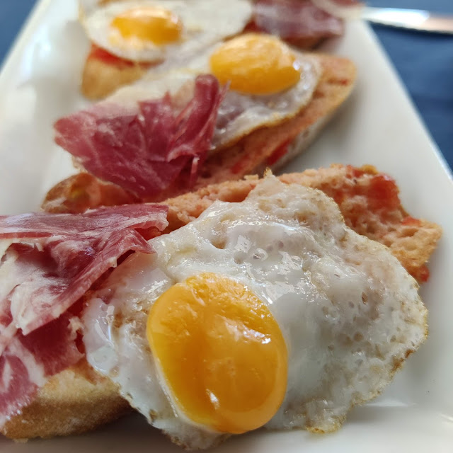 Huevos de Codorniz Con Jamón