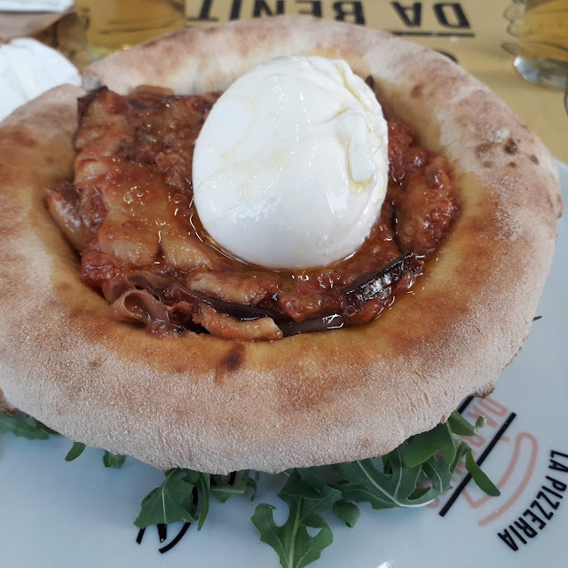 Parmiggiana Di Melanzane In Cestino Di Pizza E Mozzarella