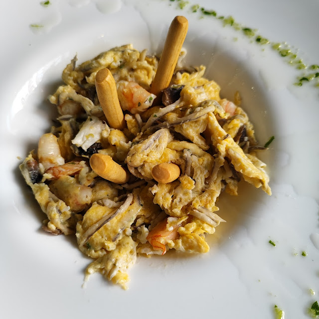 Revuelto de Champiñones Gulas Y Langostinos