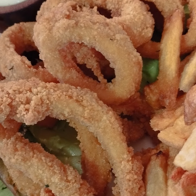 Entrada de Rabas Con Papas Fritas