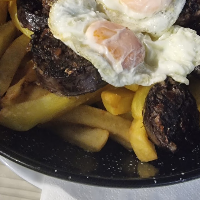 Huevos Rotos Con Morcilla