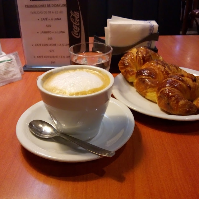 Café Con Leche Y Medialunas de Manteca Y Grasa