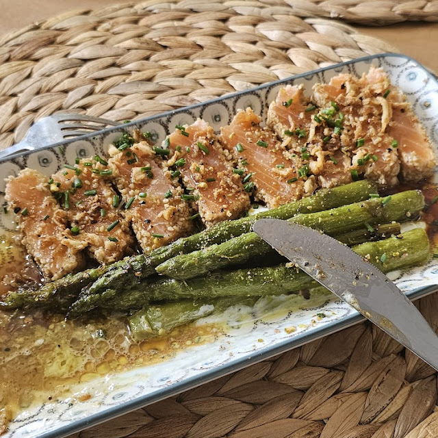 Tataki de Saumon Sésame Et Asperges