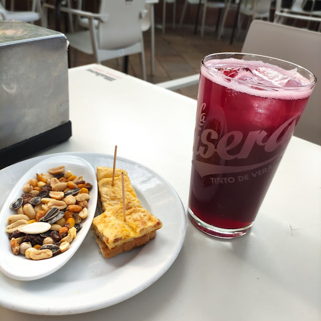 Tinto de Verano Con Tapa de Tortilla Y Frutos Secos