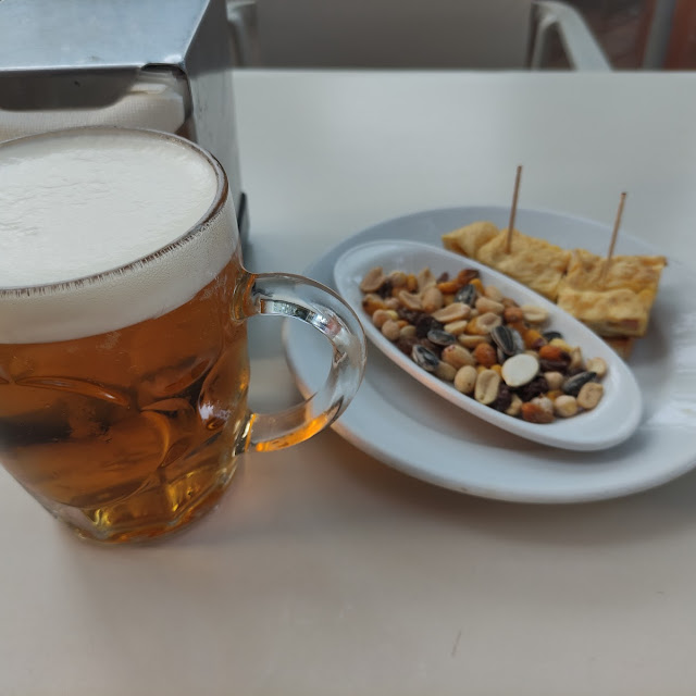 Cerveza Con Tapa de Tortilla Y Frutos Secos