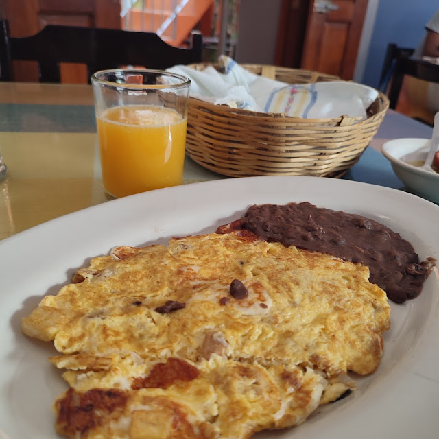 Tortilla de Papa Y Quesillo Con Frijoles