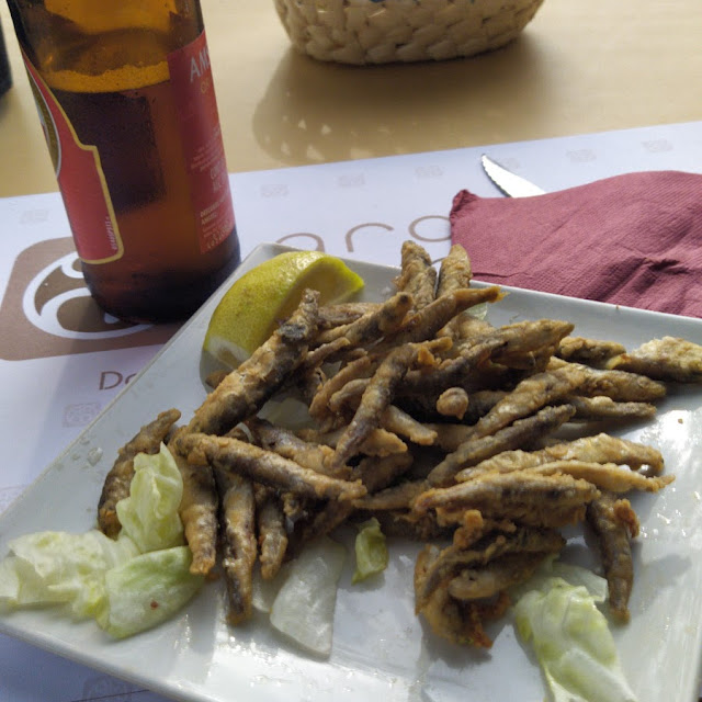 Pescadito Frito Y Papas Bravas